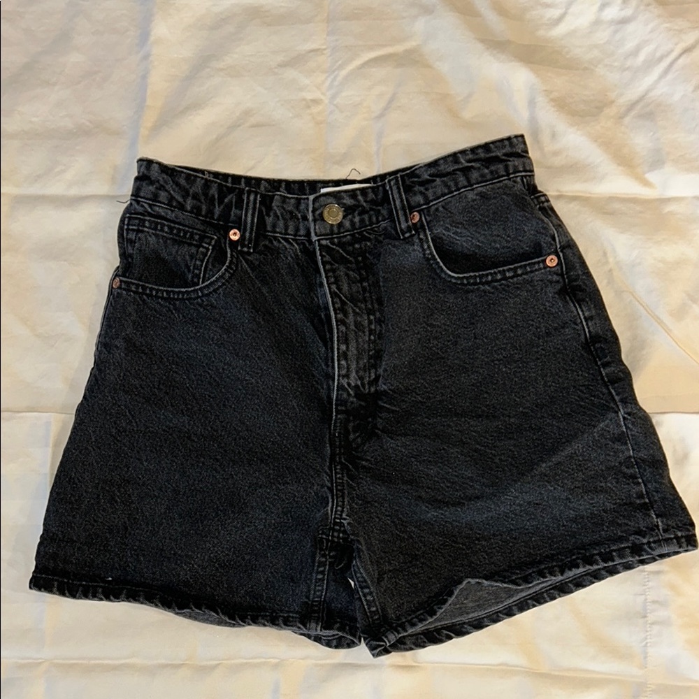 ZARA Black High-Waisted mom-fit Jean Shorts size 8